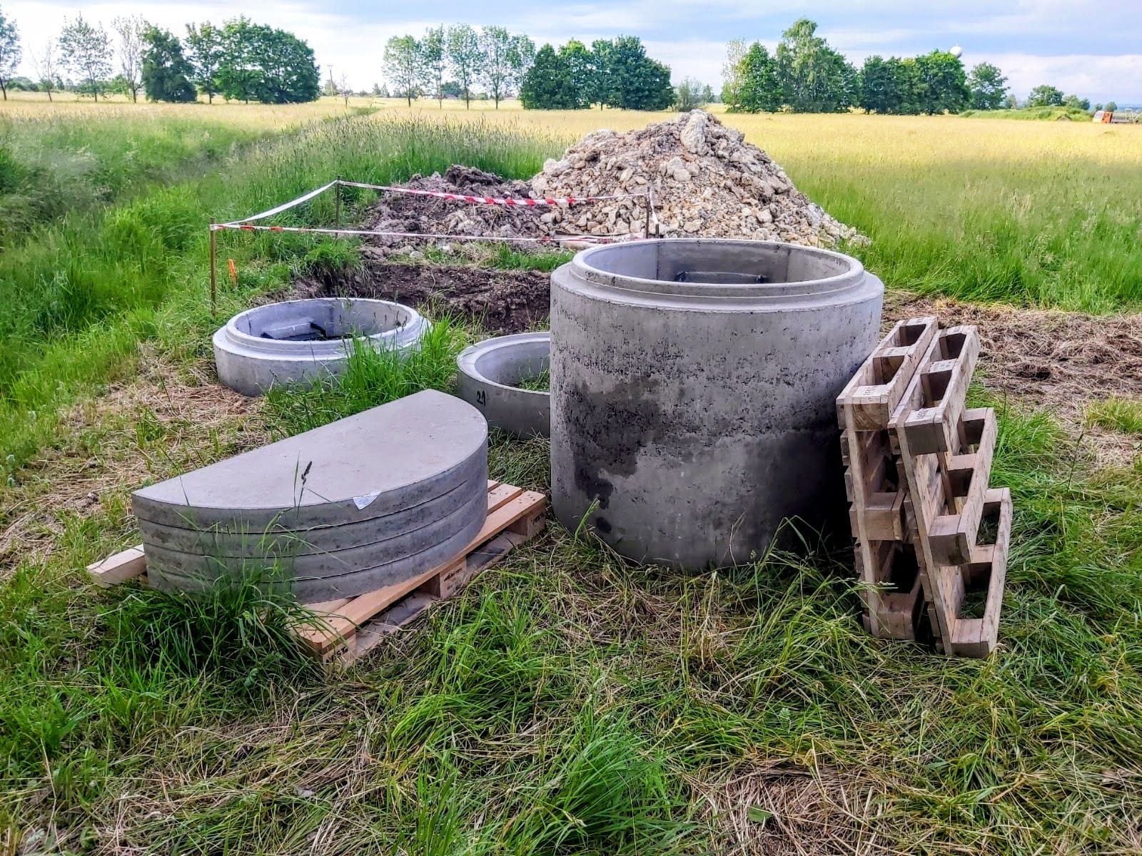 Výkop šachty a instalace betonových skruží - jižní Čechy