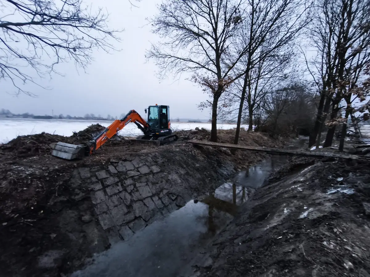 Zemní práce při zpevňování hráze a břehu